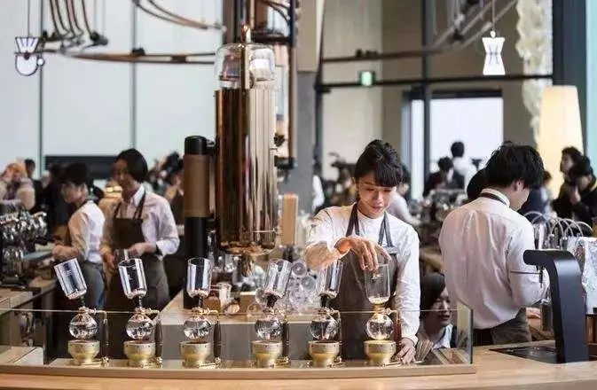 星巴克定价偏高却客流不断?拆解其价格背后的商业逻辑与第三空间定位 星巴克定价偏高却客流不断?拆解其价格背后的商业逻辑与第三空间定位