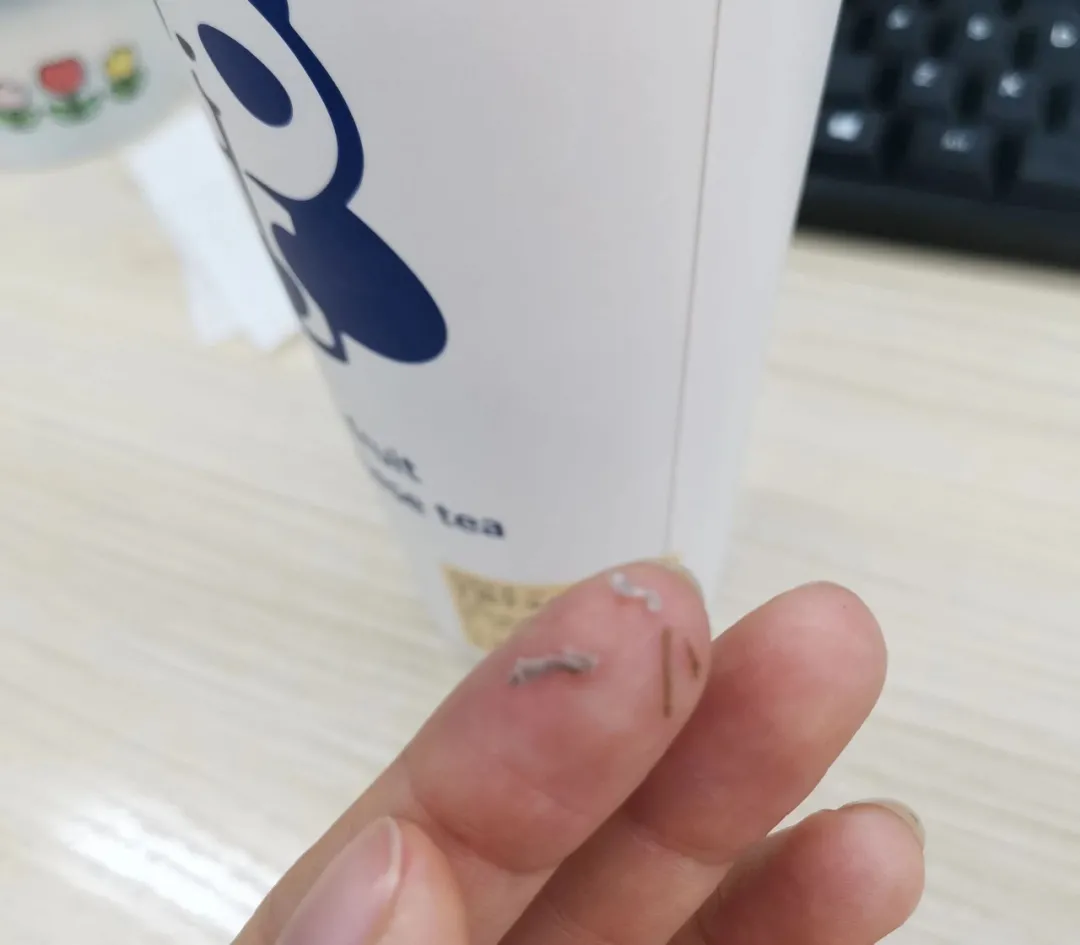 茶百道奶茶中疑现纸屑与树枝状物,店家回应系芋泥中所含番薯根须 茶百道奶茶中疑现纸屑与树枝状物,店家回应系芋泥中所含番薯根须