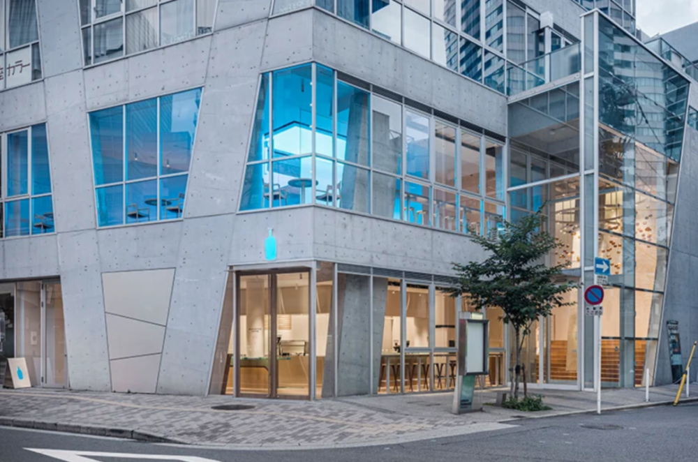 蓝瓶咖啡新店设计揭秘:原木暖调与纯蓝空间如何挑动感官体验 蓝瓶咖啡新店设计揭秘:原木暖调与纯蓝空间如何挑动感官体验