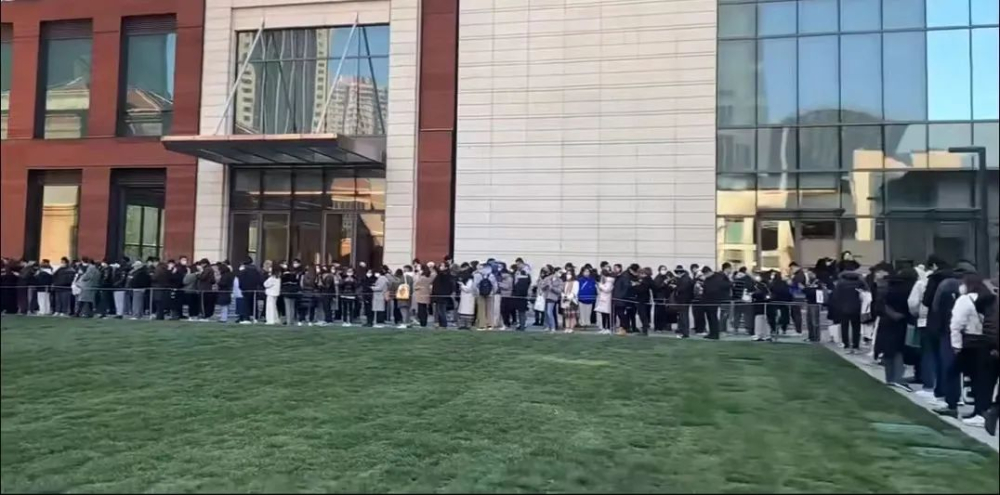 蓝瓶咖啡上海开业排长队、限购难挡高价代购,网红打卡背后的消费心理与理性反思 蓝瓶咖啡上海开业排长队、限购难挡高价代购,网红打卡背后的消费心理与理性反思