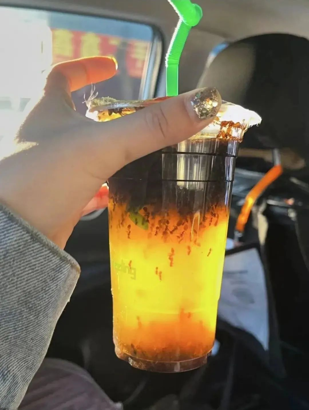 外卖咖啡惊现蚂蚁?商家称取错餐,前街咖啡带你关注饮品安全 外卖咖啡惊现蚂蚁?商家称取错餐,前街咖啡带你关注饮品安全