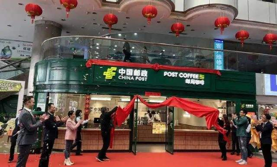 印度加尔各答邮政总局跨界开咖啡店,卖咖啡还售恒河水与百年旧家具 印度加尔各答邮政总局跨界开咖啡店,卖咖啡还售恒河水与百年旧家具