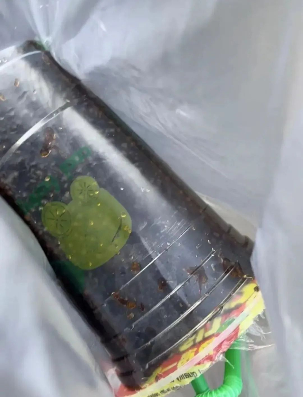 外卖咖啡惊现蚂蚁?商家称取错餐,前街咖啡带你关注饮品安全 外卖咖啡惊现蚂蚁?商家称取错餐,前街咖啡带你关注饮品安全