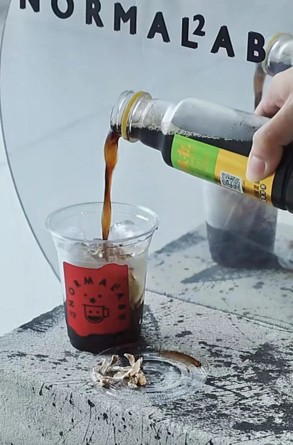 广东咖啡师的三月创意:当手冲技法遇上凉茶颗粒,这些特调你敢试吗 广东咖啡师的三月创意:当手冲技法遇上凉茶颗粒,这些特调你敢试吗