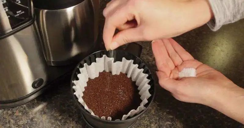 往咖啡里加盐真的更美味吗?从传统习俗到科学原理的完整解读 往咖啡里加盐真的更美味吗?从传统习俗到科学原理的完整解读