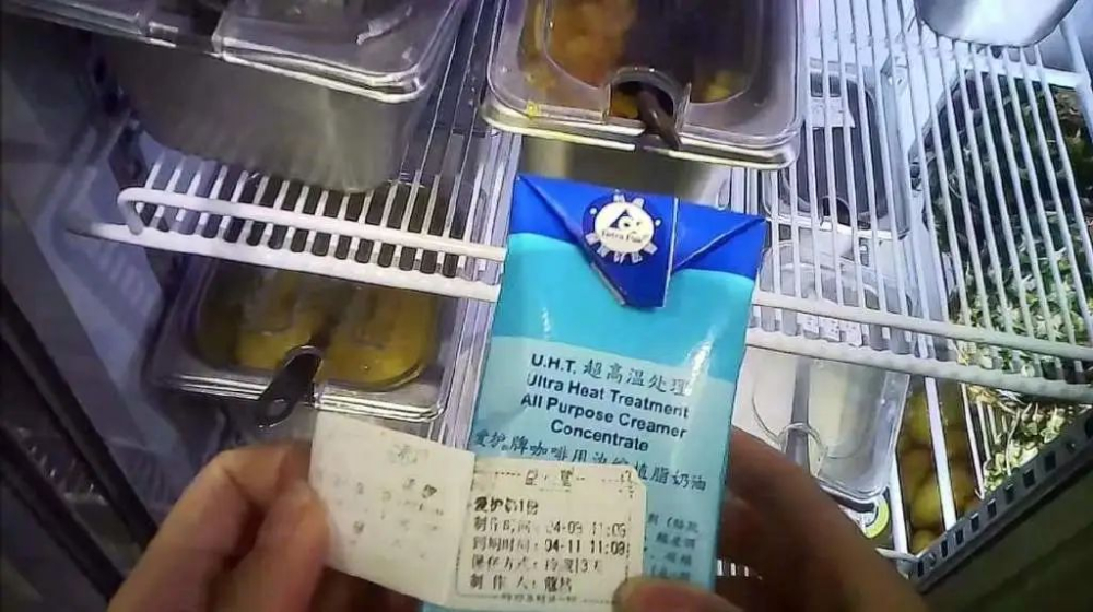 益禾堂郑州多家门店被曝食品安全乱象:过期食材续用、霉变水果照卖,店员竟称“吃不死人” 益禾堂郑州多家门店被曝食品安全乱象:过期食材续用、霉变水果照卖,店员竟称“吃不死人”