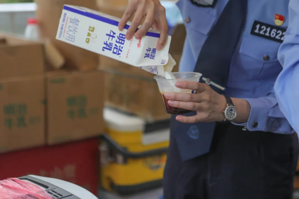 宁波公安摆摊卖咖啡?反诈宣传玩出新花样,警花警草亲手冲煮 宁波公安摆摊卖咖啡?反诈宣传玩出新花样,警花警草亲手冲煮