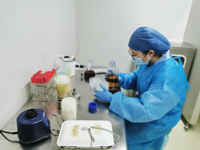 8000杯一点点奶茶跨省隔夜抵沪，高价倒卖链条与食品安全隐患调查