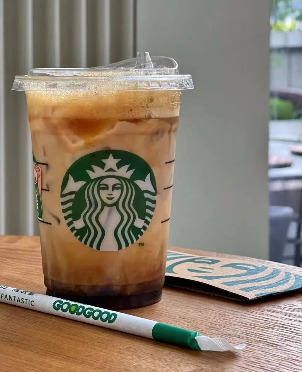 星巴克冰震浓缩Caffe'Shakerato上架,摇出泡沫全凭咖啡师手劲与自信 星巴克冰震浓缩Caffe'Shakerato上架,摇出泡沫全凭咖啡师手劲与自信
