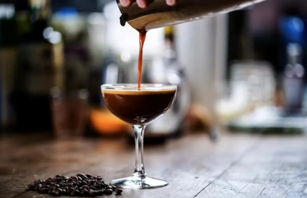 星巴克冰震浓缩Caffe'Shakerato上架,摇出泡沫全凭咖啡师手劲与自信 星巴克冰震浓缩Caffe'Shakerato上架,摇出泡沫全凭咖啡师手劲与自信