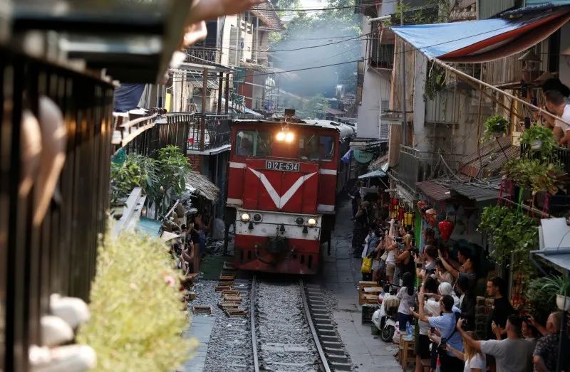越南河内铁路咖啡街重开数日即遭叫停,安全隐患与旅游需求如何平衡 越南河内铁路咖啡街重开数日即遭叫停,安全隐患与旅游需求如何平衡