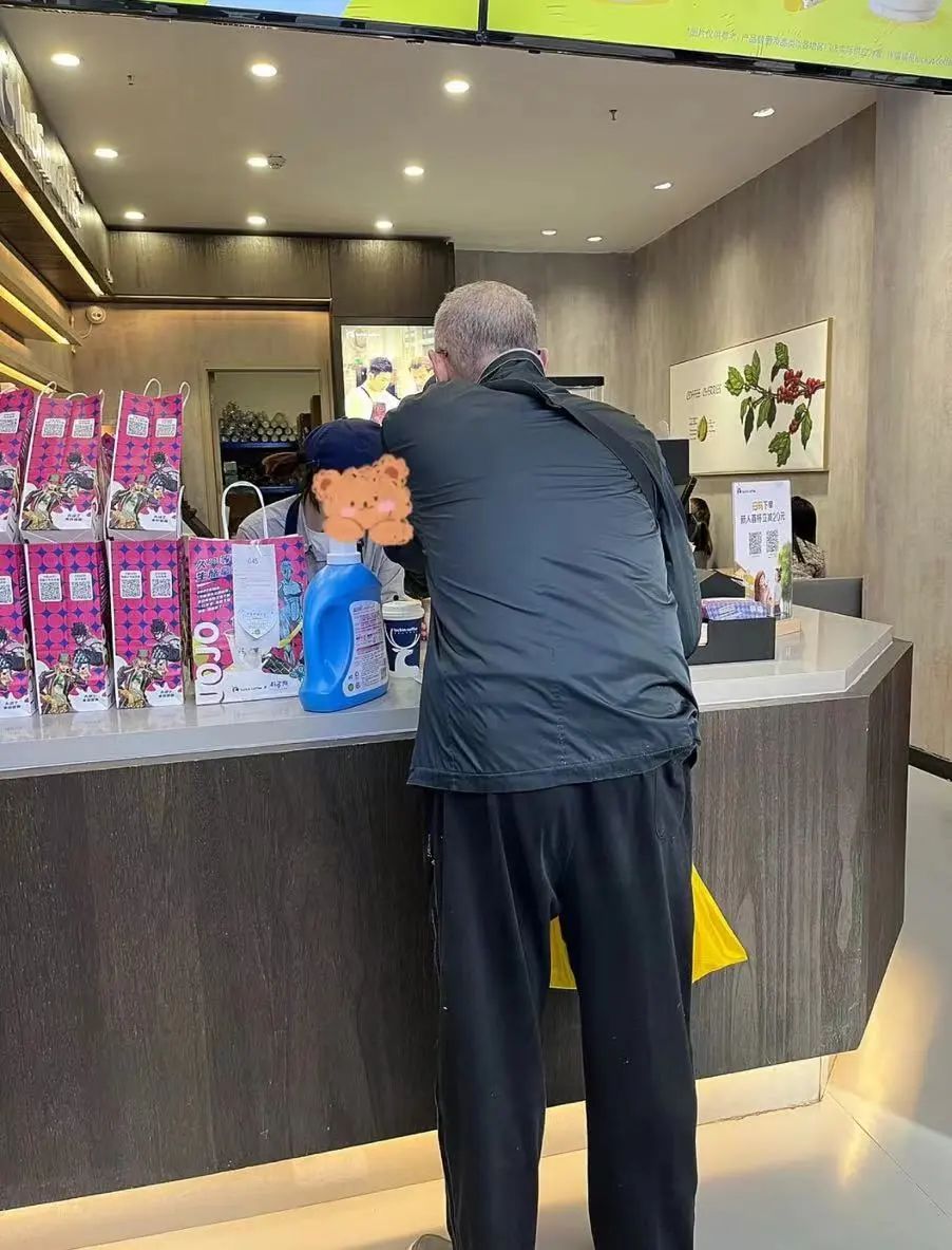 瑞幸咖啡为何坚持只做手机点单?背后的人力成本与效率考量 瑞幸咖啡为何坚持只做手机点单?背后的人力成本与效率考量