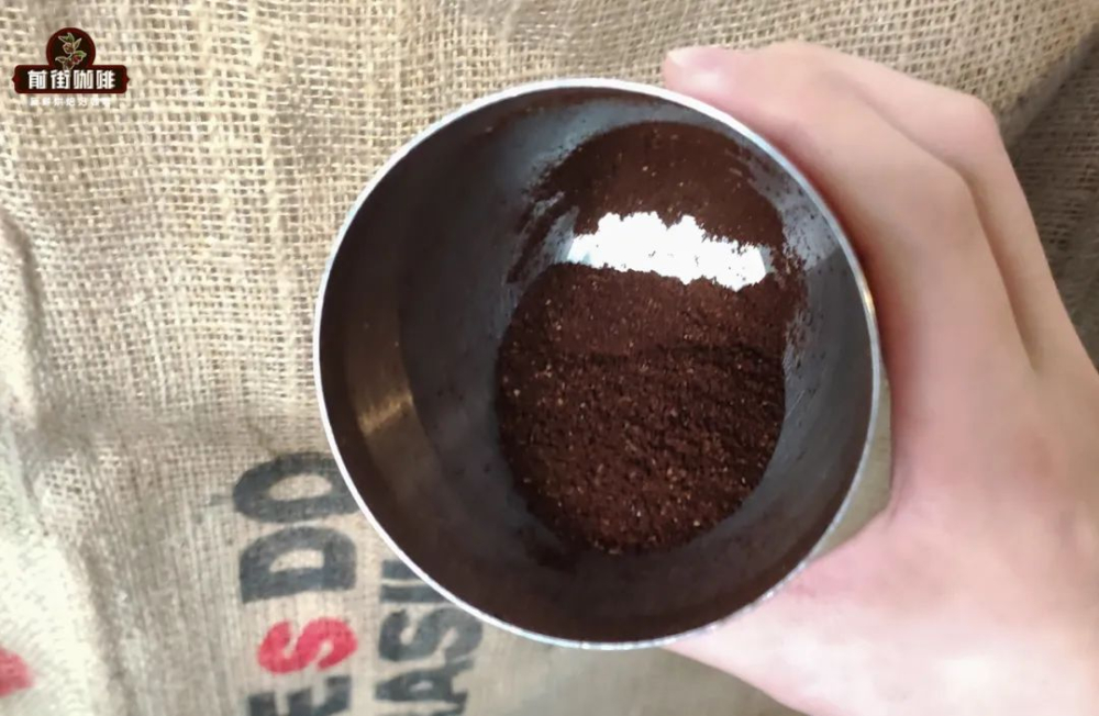 咖啡磨豆机为何飞粉粘粉?静电与油脂是主因,教你几个实用解决技巧 咖啡磨豆机为何飞粉粘粉?静电与油脂是主因,教你几个实用解决技巧