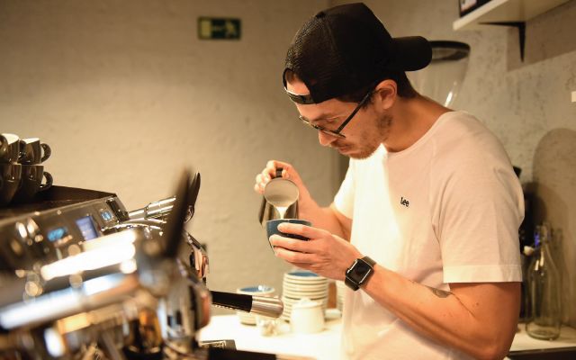 澳白、馥芮白、澳瑞白是同一种咖啡吗？Flat White的起源、风味与在家冲煮全解析