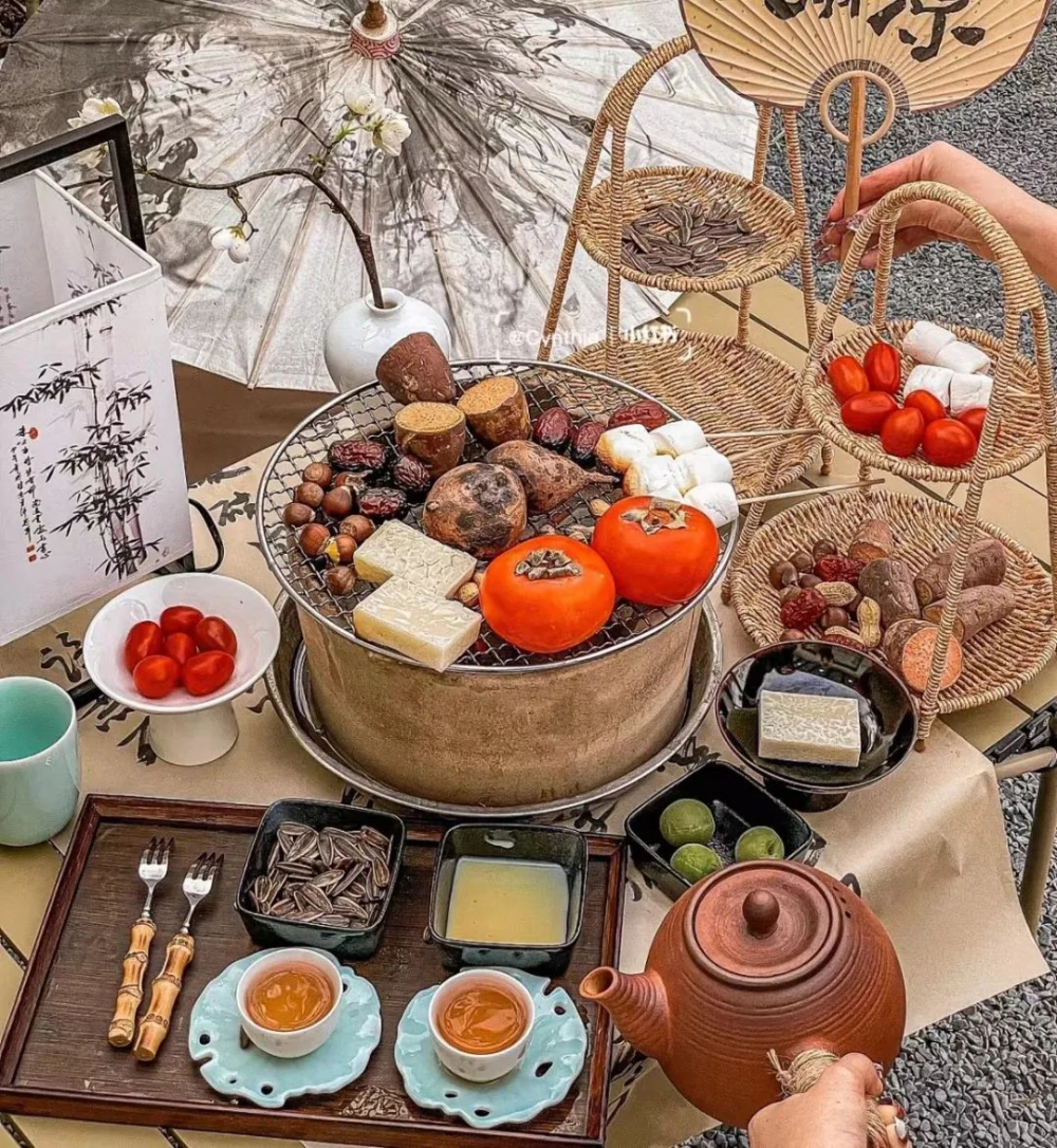 围炉煮茶成年轻人冬季新宠:新中式茶馆里的社交与生活仪式 围炉煮茶成年轻人冬季新宠:新中式茶馆里的社交与生活仪式