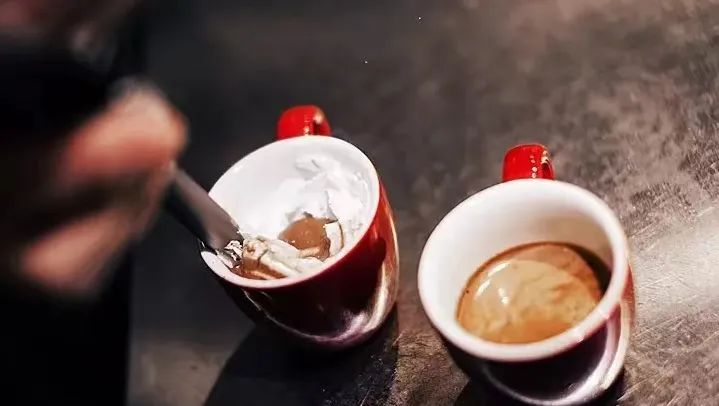 康宝蓝咖啡品鉴指南:浓缩与奶油的经典搭配及维也纳马车夫咖啡的由来 康宝蓝咖啡品鉴指南:浓缩与奶油的经典搭配及维也纳马车夫咖啡的由来