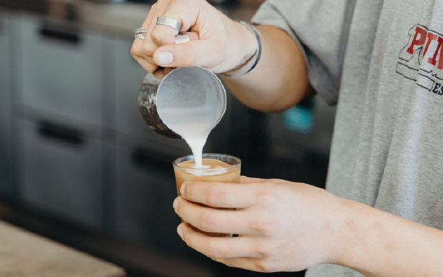 短笛拿铁怎么做？浓缩与牛奶的黄金比例及奶泡打发诀窍解析