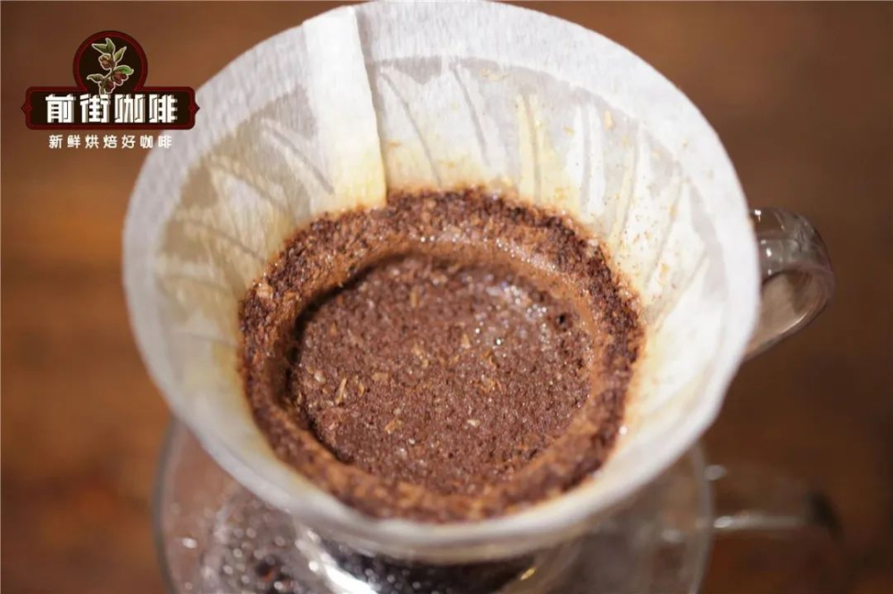 手冲咖啡粉坑形态暗藏哪些萃取信号?解析断层成因与冲煮手法的关联 手冲咖啡粉坑形态暗藏哪些萃取信号?解析断层成因与冲煮手法的关联