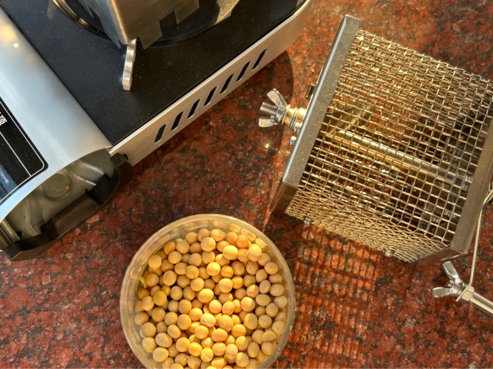 黄豆能当咖啡豆用吗？一次直火烘焙与冲煮实测，解析黄豆与咖啡豆的本质差异