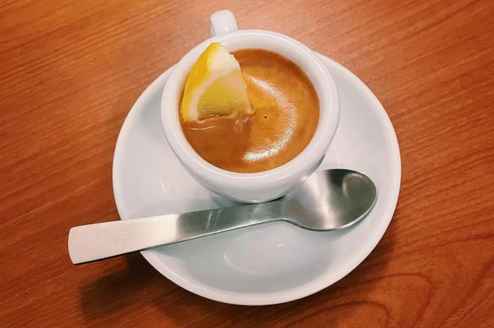 柠檬与浓缩的碰撞:罗马浓缩咖啡Espresso Romano的由来与风味解析 柠檬与浓缩的碰撞:罗马浓缩咖啡Espresso Romano的由来与风味解析