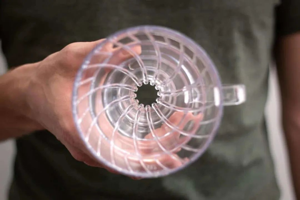Hario V60滤杯的构造原理与手冲技巧:从设计逻辑到实操参数全解析 Hario V60滤杯的构造原理与手冲技巧:从设计逻辑到实操参数全解析