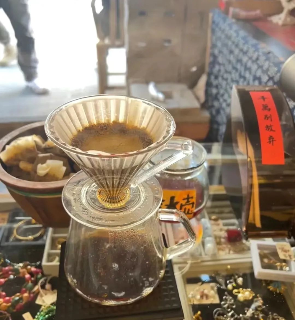 东山岛这家佛系咖啡店因老板随性风格走红,顾客自助冲煮成独特体验 东山岛这家佛系咖啡店因老板随性风格走红,顾客自助冲煮成独特体验