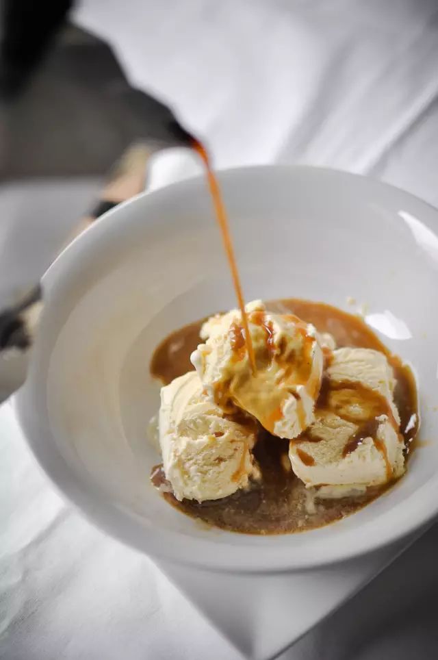 阿芙佳朵Affogato:意式浓缩与冰淇淋的经典搭配,做法与创意变化全解析 阿芙佳朵Affogato:意式浓缩与冰淇淋的经典搭配,做法与创意变化全解析