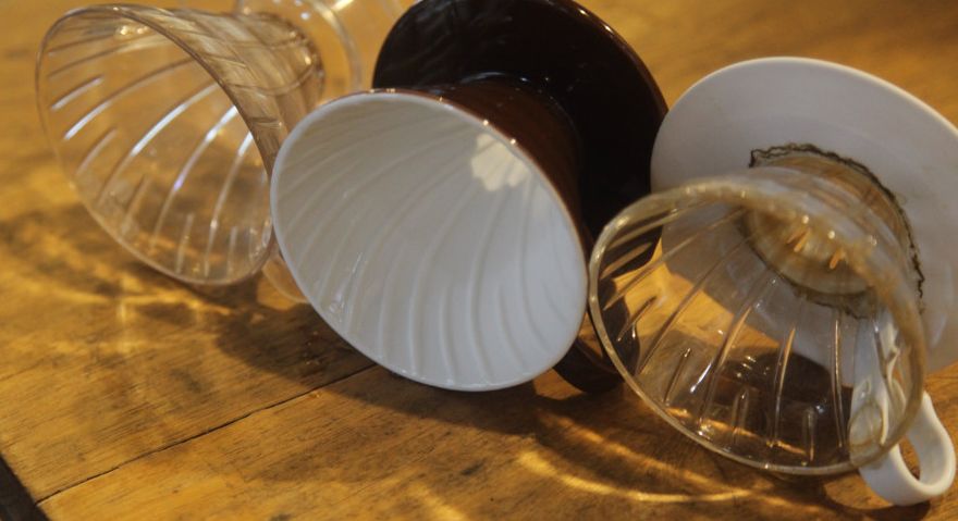 Hario V60滤杯01与02型号差异解析:开口尺寸、容量与冲煮风味的全面比较 Hario V60滤杯01与02型号差异解析:开口尺寸、容量与冲煮风味的全面比较