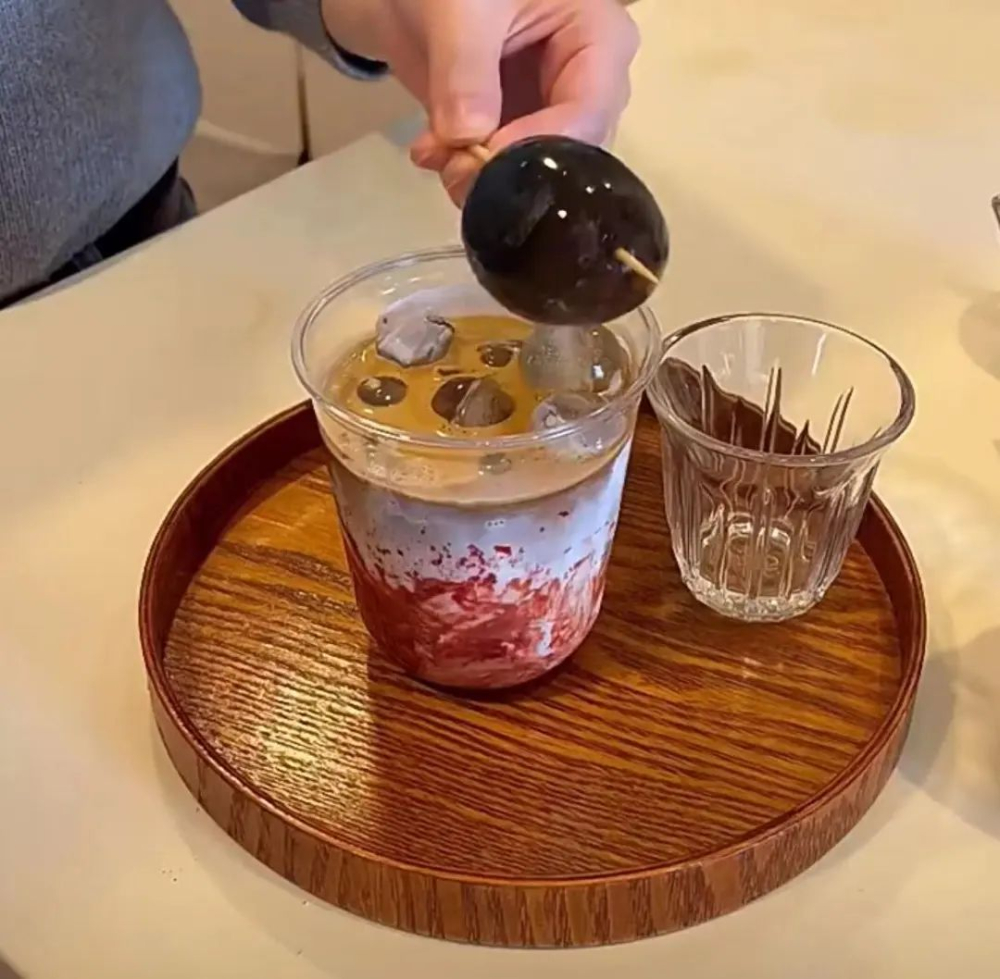 章鱼拿铁等奇葩咖啡频出，创意边界与食物浪费引发行业反思