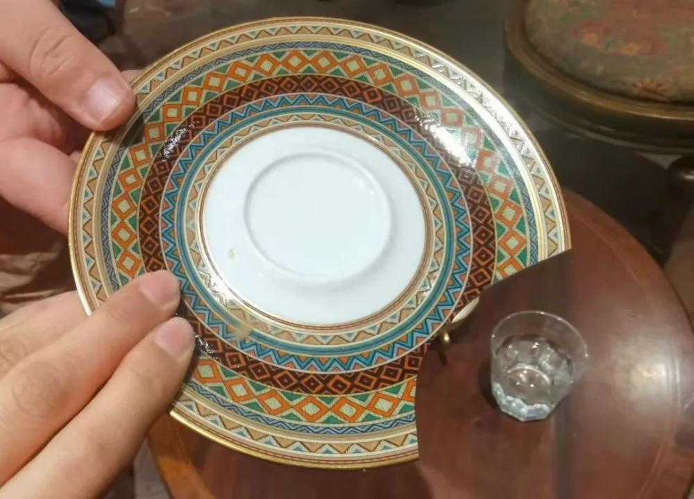 咖啡店内摔碎杯托遭索赔三千元,贵重器皿是否应事先标明价值引热议 咖啡店内摔碎杯托遭索赔三千元,贵重器皿是否应事先标明价值引热议