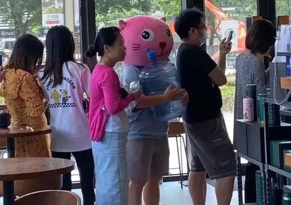 自带杯咖啡趣闻:从环保优惠到猎奇容器,咖啡师淡定应对各路花样 自带杯咖啡趣闻:从环保优惠到猎奇容器,咖啡师淡定应对各路花样