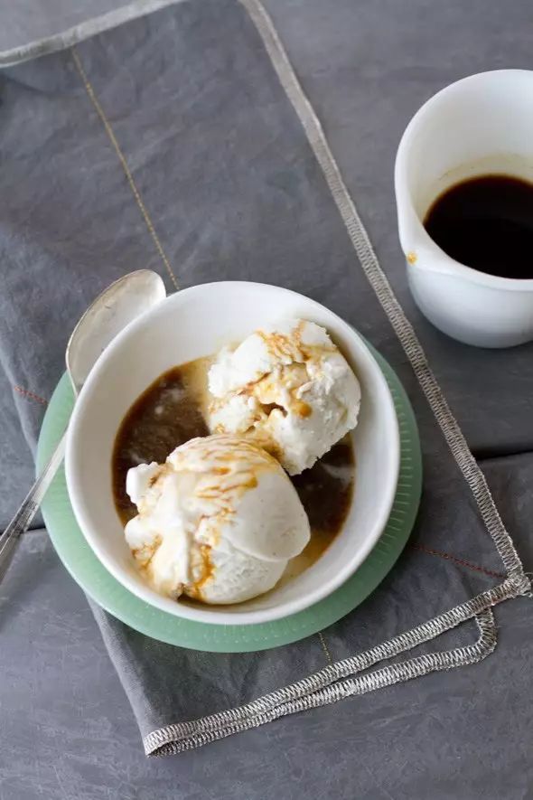阿芙佳朵Affogato:意式浓缩与冰淇淋的经典搭配,做法与创意变化全解析 阿芙佳朵Affogato:意式浓缩与冰淇淋的经典搭配,做法与创意变化全解析
