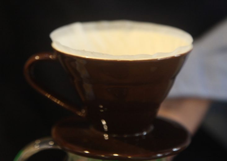 Hario V60滤杯01与02型号差异解析:开口尺寸、容量与冲煮风味的全面比较 Hario V60滤杯01与02型号差异解析:开口尺寸、容量与冲煮风味的全面比较