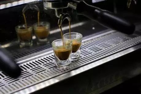 阿芙佳朵Affogato:意式浓缩与冰淇淋的经典搭配,做法与创意变化全解析 阿芙佳朵Affogato:意式浓缩与冰淇淋的经典搭配,做法与创意变化全解析