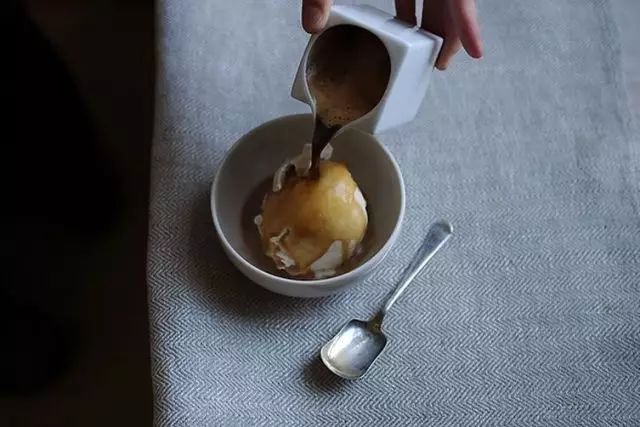 阿芙佳朵Affogato:意式浓缩与冰淇淋的经典搭配,做法与创意变化全解析 阿芙佳朵Affogato:意式浓缩与冰淇淋的经典搭配,做法与创意变化全解析