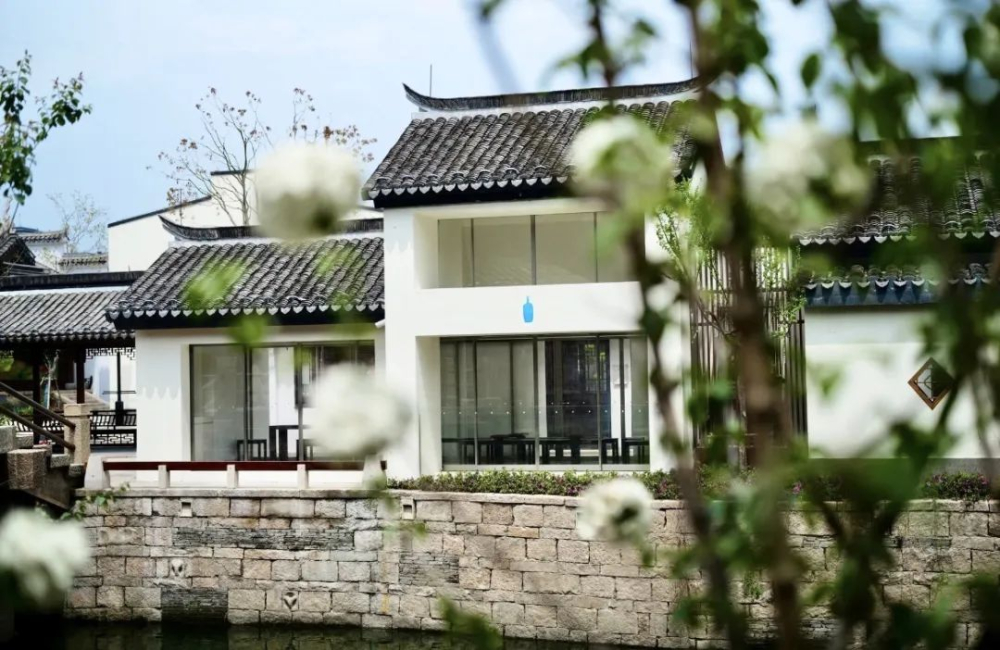 蓝瓶咖啡入驻上海蟠龙古镇百年老宅,江南水乡中的咖啡新空间与马蹄糕阿芙佳朵新品 蓝瓶咖啡入驻上海蟠龙古镇百年老宅,江南水乡中的咖啡新空间与马蹄糕阿芙佳朵新品