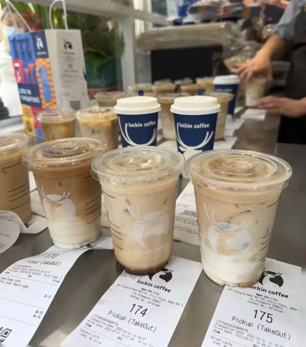 瑞幸咖啡新加坡开店引热议：生椰拿铁定价接近星巴克，网友直呼不便宜