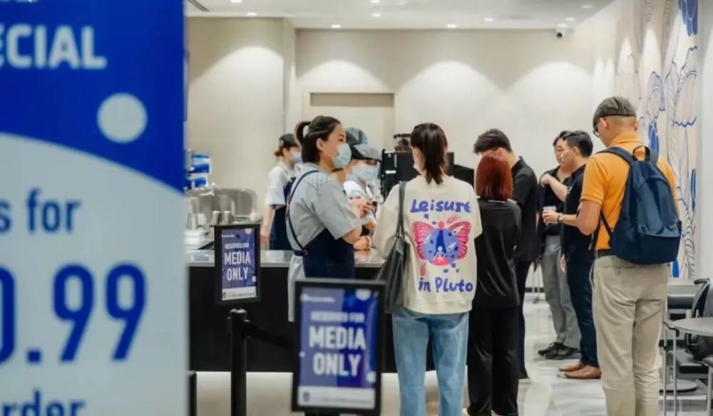 瑞幸咖啡新加坡开店引热议：生椰拿铁定价接近星巴克，网友直呼不便宜
