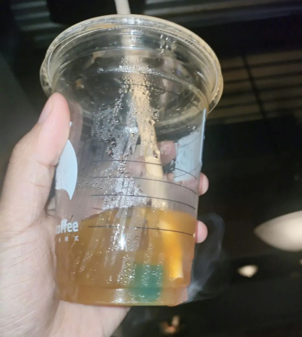 瑞幸咖啡饮品中现出水口配件,消费者索赔千元遇阻,官方称将专人跟进 瑞幸咖啡饮品中现出水口配件,消费者索赔千元遇阻,官方称将专人跟进