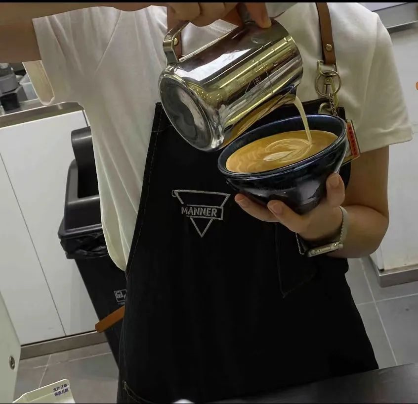 Manner门店破千在即,自带杯创意大赏:从老茶缸到瓦罐汤,咖啡师直呼专业 Manner门店破千在即,自带杯创意大赏:从老茶缸到瓦罐汤,咖啡师直呼专业