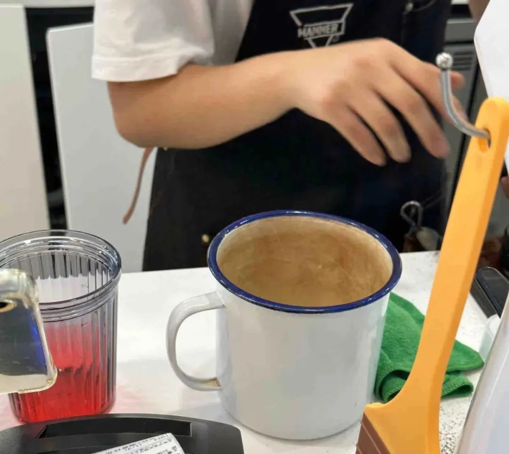 Manner门店破千在即,自带杯创意大赏:从老茶缸到瓦罐汤,咖啡师直呼专业 Manner门店破千在即,自带杯创意大赏:从老茶缸到瓦罐汤,咖啡师直呼专业