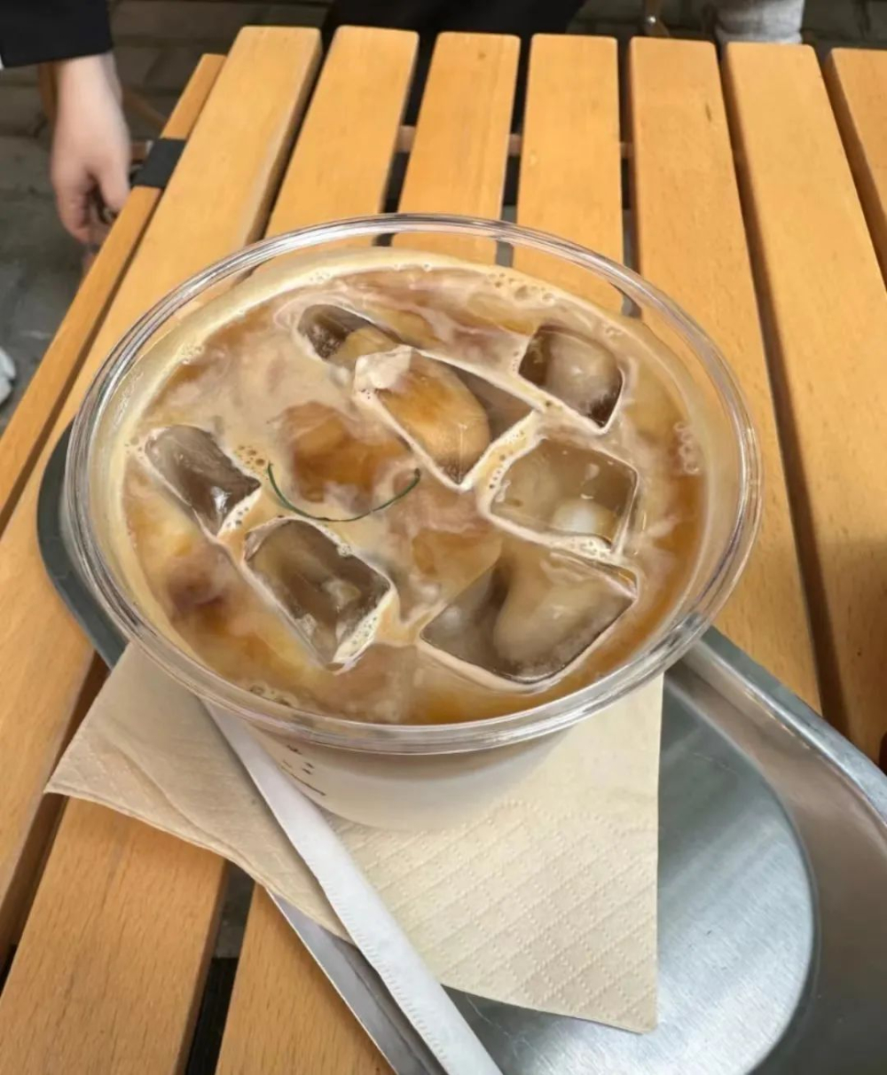 咖啡店拒接商拍遭恶意差评,监控还原顾客往咖啡中投放异物全过程 咖啡店拒接商拍遭恶意差评,监控还原顾客往咖啡中投放异物全过程