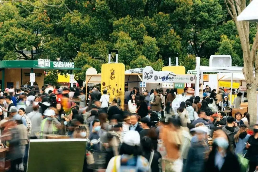陆家嘴咖啡节第八届观察:品牌周边袋成社交焦点,270家参展商角逐创意营销 陆家嘴咖啡节第八届观察:品牌周边袋成社交焦点,270家参展商角逐创意营销