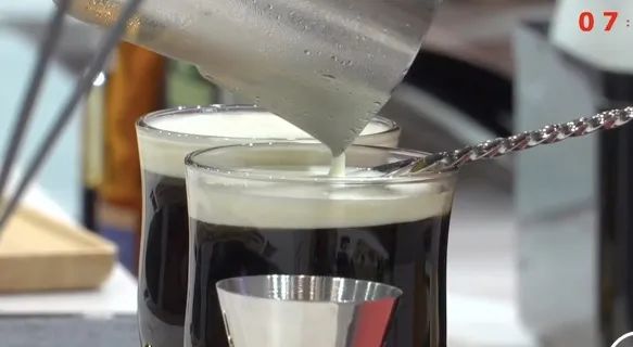 从爱尔兰机场到旧金山咖啡馆：威士忌与咖啡碰撞的经典热饮制作解析