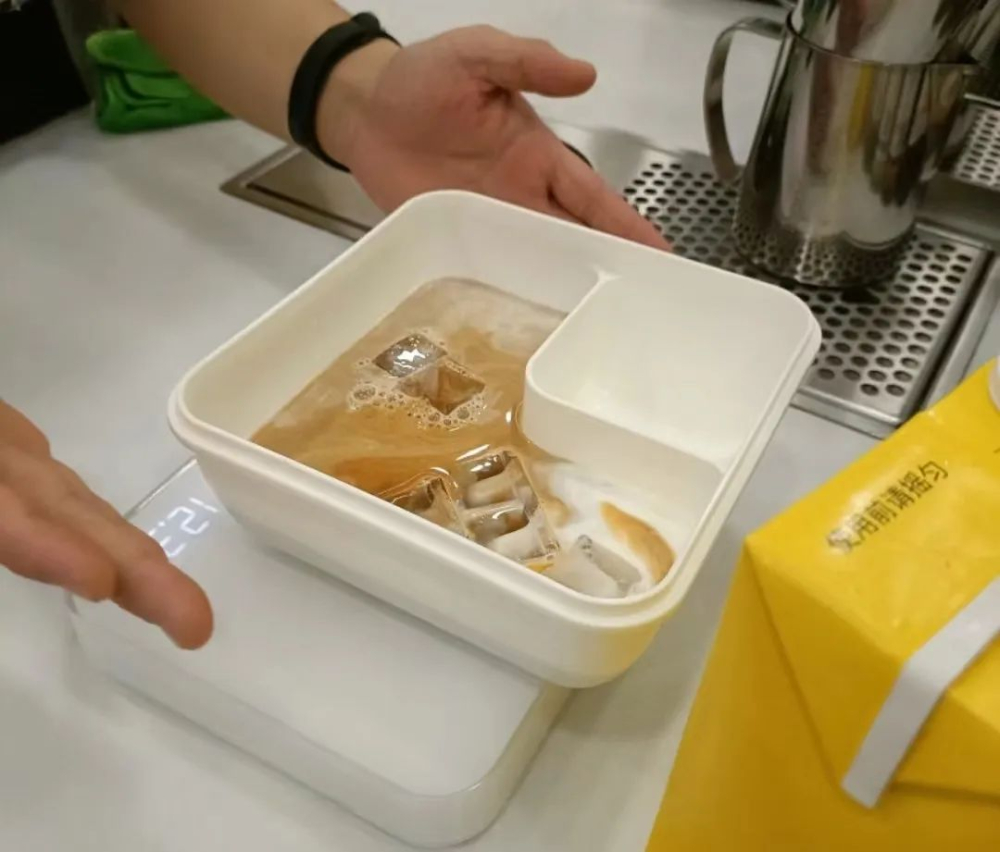Manner门店破千在即,自带杯创意大赏:从老茶缸到瓦罐汤,咖啡师直呼专业 Manner门店破千在即,自带杯创意大赏:从老茶缸到瓦罐汤,咖啡师直呼专业