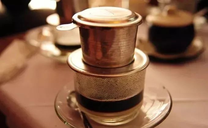 西班牙拿铁配方特点与起源追溯:从炼乳浓缩工艺到越南滴滴咖啡的渊源 西班牙拿铁配方特点与起源追溯:从炼乳浓缩工艺到越南滴滴咖啡的渊源