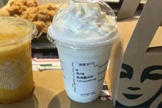 星巴克杯身标签出现不雅字样,门店称系店员会员ID自动打印所致 星巴克杯身标签出现不雅字样,门店称系店员会员ID自动打印所致