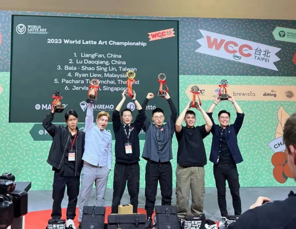 中国咖啡拉花首登世界之巅:梁凡勇夺2023WLAC总冠军,中国大陆与中国台湾选手包揽前三 中国咖啡拉花首登世界之巅:梁凡勇夺2023WLAC总冠军,中国大陆与中国台湾选手包揽前三