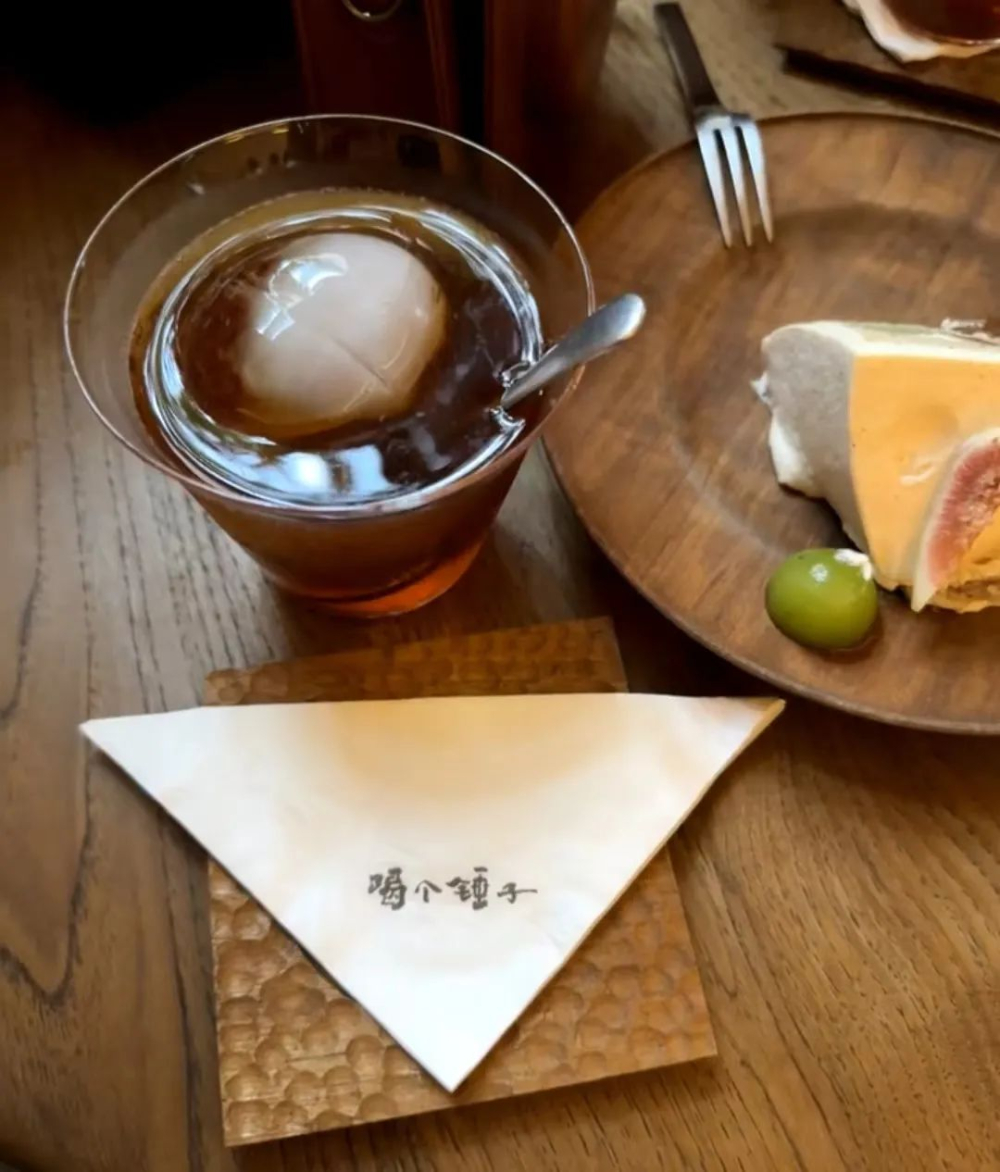 咖啡店禁止拍照引争议:消费者期待门口明示,商家强调双向选择与秩序维护 咖啡店禁止拍照引争议:消费者期待门口明示,商家强调双向选择与秩序维护