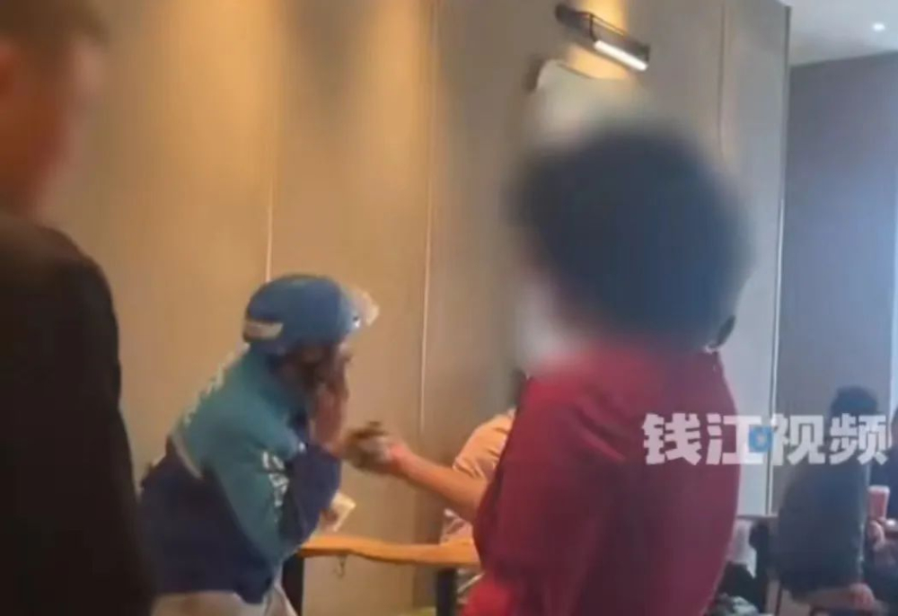 星巴克店内顾客要求驱离外卖员,称其污染空气引发不消费入座争议 星巴克店内顾客要求驱离外卖员,称其污染空气引发不消费入座争议
